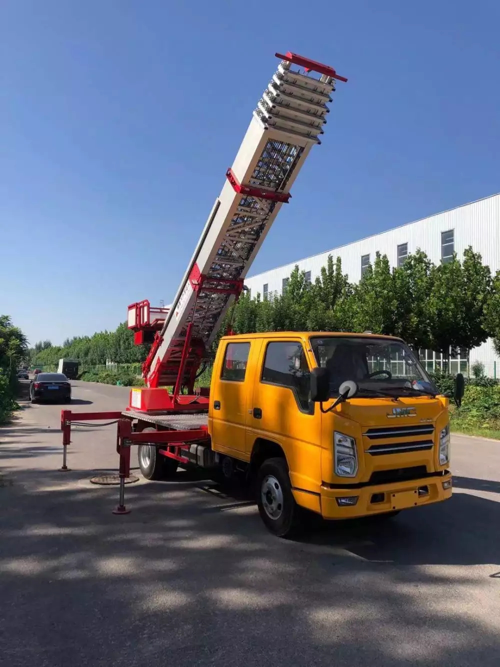 乐东附近的云梯车出租服务：轻松解决高空作业需求