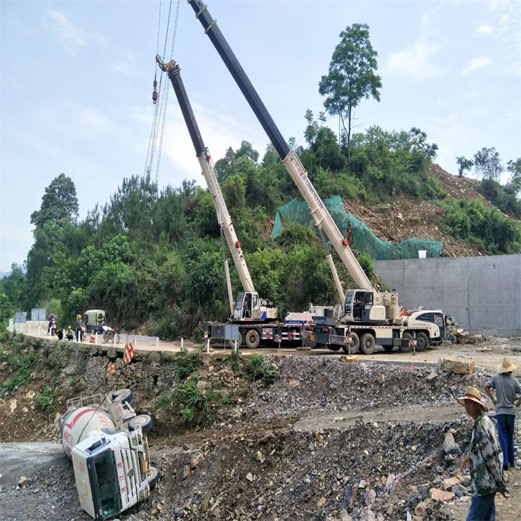 乐东汽车掉沟里叫吊车救援要多少钱
