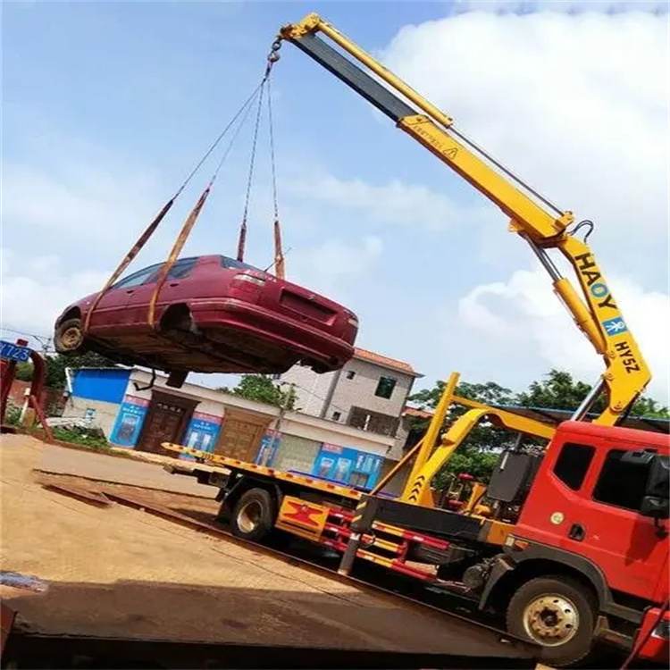 乐东吊车吊汽车的正确方法